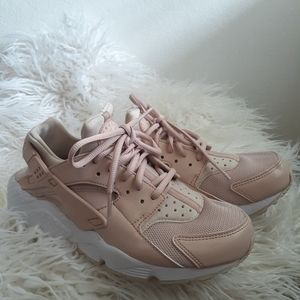 Nike Huarache light pink and white